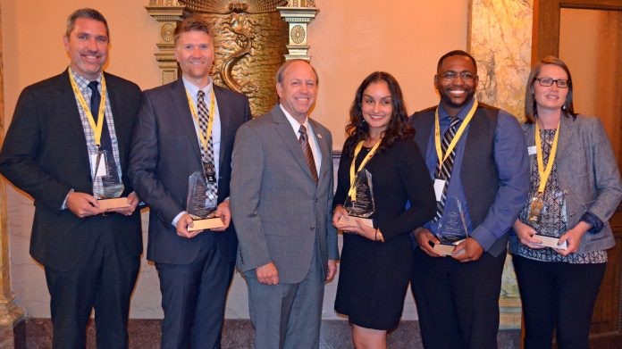 Mayor recognizes outstanding young leaders